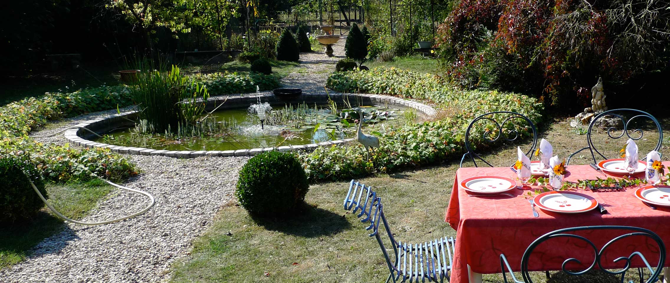 Le bassin du jardin, derrière le gite